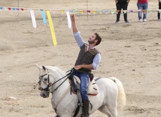 Tíjola comienza las fiestas patronales con la feria del caballo. Carrera de cintas a caballo en Tíjola
