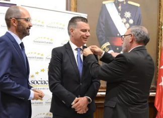 Dos almerienses reciben la Medalla Europea al Mérito en el Trabajo Juan Manuel Reche recibiendo el premio