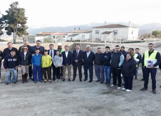 Diputación completa la zona deportiva de ‘El Higueral’ de Tíjola con una piscina y vestuarios Representantes de diputación visitando la zona