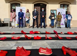 Zapatos rojos en la plaza de Tíjola Zapatos rojos cotra la violencia machista