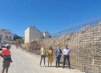Tíjola recibe tres paquetes de ayudas públicas para la reparación de calles y parques El delegado, José Luis Delgado, y el alcalde de Tíjola, José Juan Martínez.