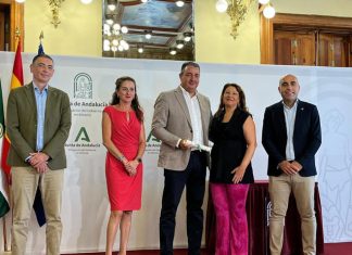 Subvención para la mejora de abastecimiento y reducción de pérdidas de agua. El alcalde de Tíjola José Juan Martínez Pérez recibiendo la subvención