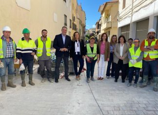 Tíjola vuelve a beneficiarse de una subvención del PFEA Trabajadores del PFEA en Tíjola junto a las autoridades