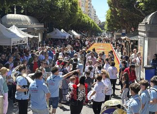 El Paseo de Almería se viste de color con las alfombras de serrín de Tíjola Tíjola llena de color el Paseo de Almería