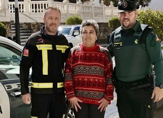 Rescatan a una mujer atrapada durante 12 horas en un montacargas en Tíjola Agentes de la Guardia Civil junto a la mujer rescatada