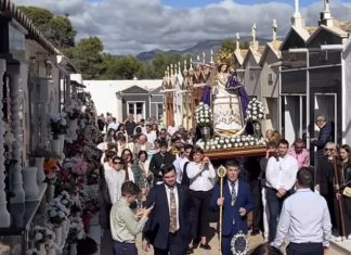 Tíjola vive un histórico traslado de la Virgen del Socorro al Cementerio en el marco del 450 aniversario de su patronazgo La Virgen a su paso por el campo santo de Tíjola.