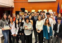 El IES Alto Almanzora de Tíjola revalida su título en el Torneo de Debate Educativo de Almería Grupo de participantes en el torneo.