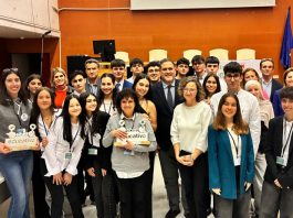 El IES Alto Almanzora de Tíjola revalida su título en el Torneo de Debate Educativo de Almería Grupo de participantes en el torneo.