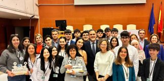 El IES Alto Almanzora de Tíjola revalida su título en el Torneo de Debate Educativo de Almería Grupo de participantes en el torneo.