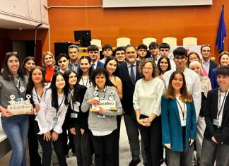 El IES Alto Almanzora de Tíjola revalida su título en el Torneo de Debate Educativo de Almería Grupo de participantes en el torneo.