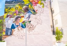 Tíjola homenajea su tradición vendimiadora con un mural en la Plaza Nueva Nuevo mural en la Plaza Nueva