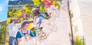 Tíjola homenajea su tradición vendimiadora con un mural en la Plaza Nueva Nuevo mural en la Plaza Nueva