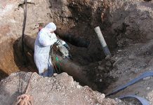 Comienzan las obras de renovación de la red de abastecimiento y pavimentación en El Higueral Retirada de tuberías de fibrocemento