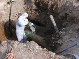 Obras de renovación de la red de abastecimiento y pavimentación en El Higueral Retirada de tuberías de fibrocemento
