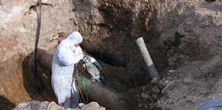 Obras de renovación de la red de abastecimiento y pavimentación en El Higueral Retirada de tuberías de fibrocemento