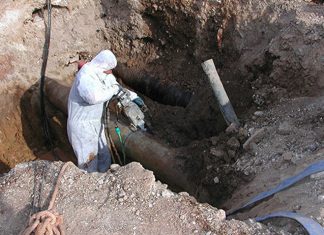 Obras de renovación de la red de abastecimiento y pavimentación en El Higueral Retirada de tuberías de fibrocemento