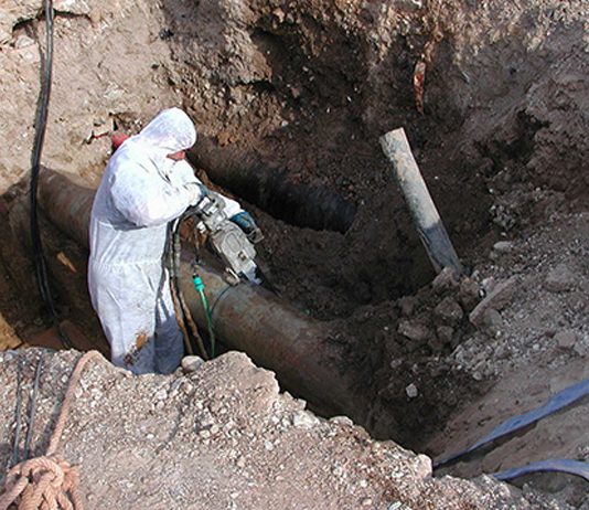 Obras de renovación de la red de abastecimiento y pavimentación en El Higueral Retirada de tuberías de fibrocemento