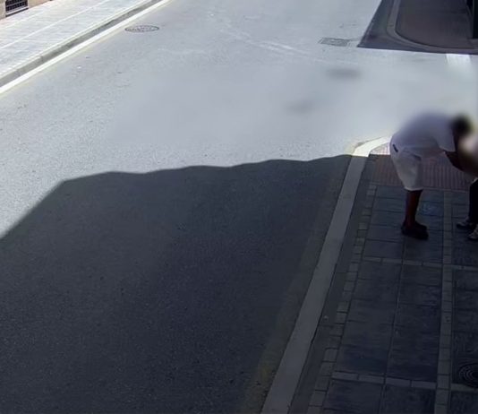 El “método del abrazo” se extiende por la provincia y llega a Tíjola con un caso grabado en pleno centro Instante en el que un hombre aborda a la víctima para sustraerle una joya mediante el conocido método del abrazo.