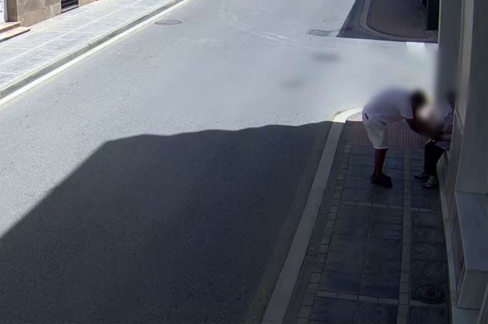 Instante en el que un hombre aborda a la víctima para sustraerle una joya mediante el conocido método del abrazo. Instante en el que un hombre aborda a la víctima para sustraerle una joya mediante el conocido método del abrazo.