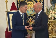 La Virgen del Socorro de Tíjola recibe el Escudo de Oro de la Provincia de Almería La Hermandad recogiendo el reconocimiento.