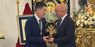 La Virgen del Socorro de Tíjola recibe el Escudo de Oro de la Provincia de Almería La Hermandad recogiendo el reconocimiento.