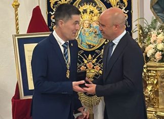 La Virgen del Socorro de Tíjola recibe el Escudo de Oro de la Provincia de Almería La Hermandad recogiendo el reconocimiento.