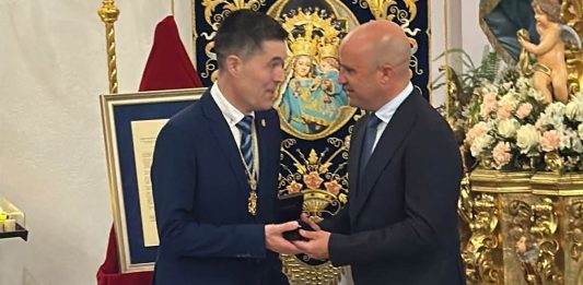 La Virgen del Socorro de Tíjola recibe el Escudo de Oro de la Provincia de Almería La Hermandad recogiendo el reconocimiento.