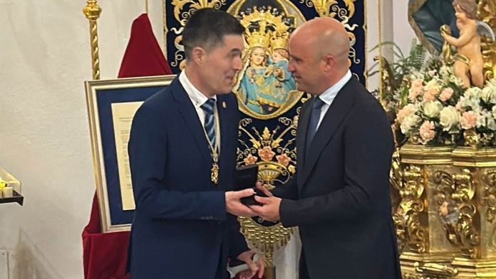 a Hermandad recogiendo el reconocimiento. La Hermandad recogiendo el reconocimiento.